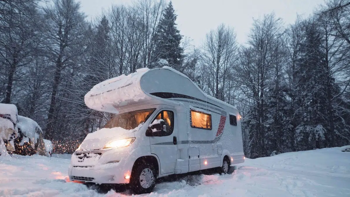 Ein Wohnmobil in einer Winterlandschaft, eingeschneit