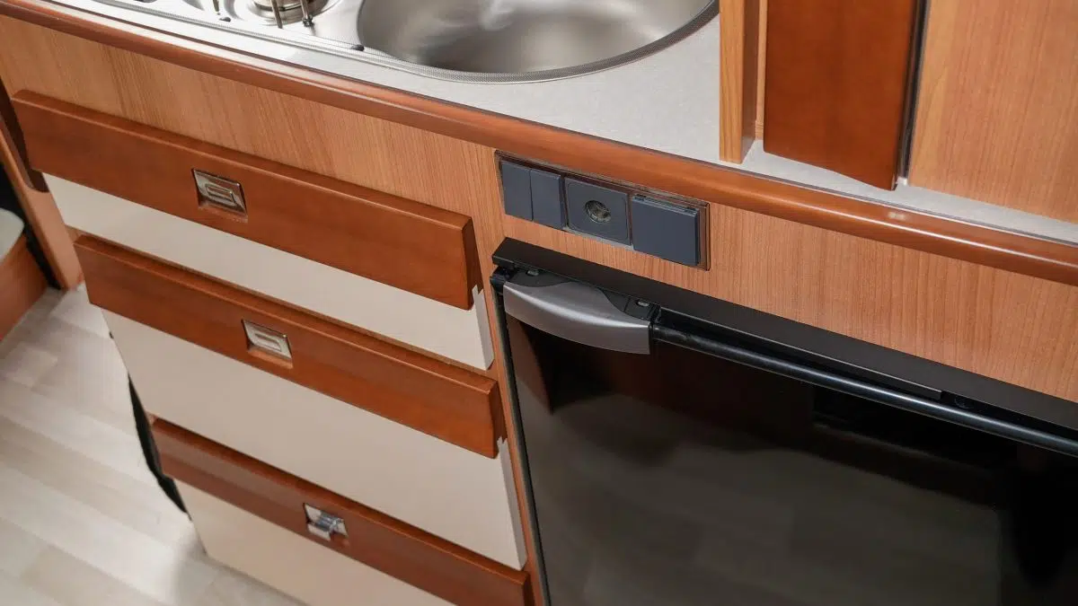 Der Kühlschrank eines Wohnmobils.