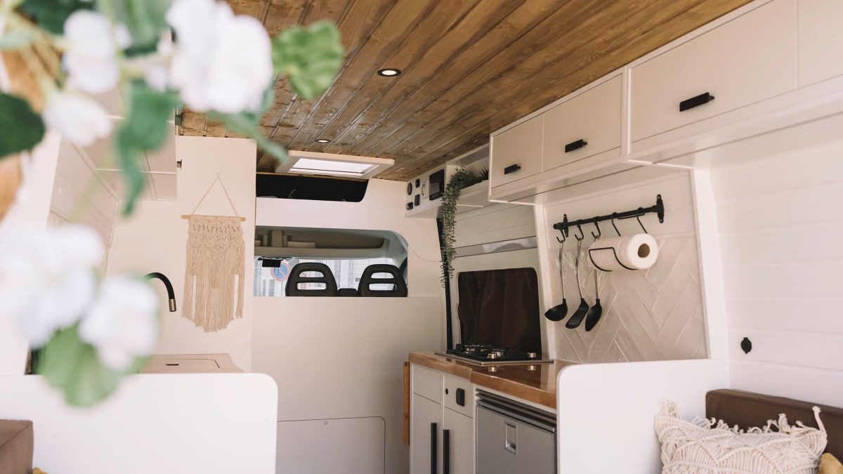 Ein wohnlich ausgebauter Campervan von innen.