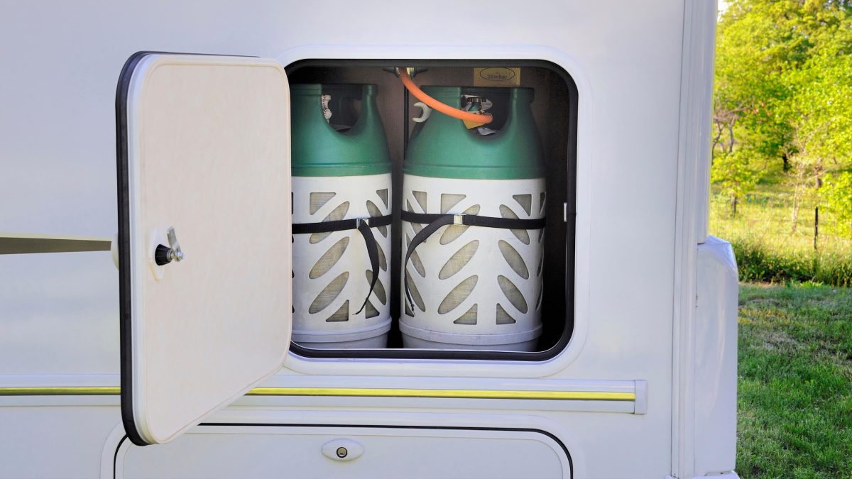 Zwei Gasflaschen in einem Wohnmobil.