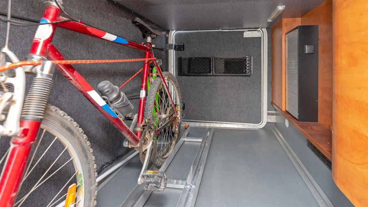 Ein Fahrrad ist in der Heckgarage eines Wohnmobils untergebracht.